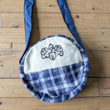 Load image into Gallery viewer, Round sari shoulder bag
