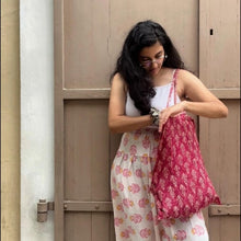 Load image into Gallery viewer, misc sari tote bag worn by model
