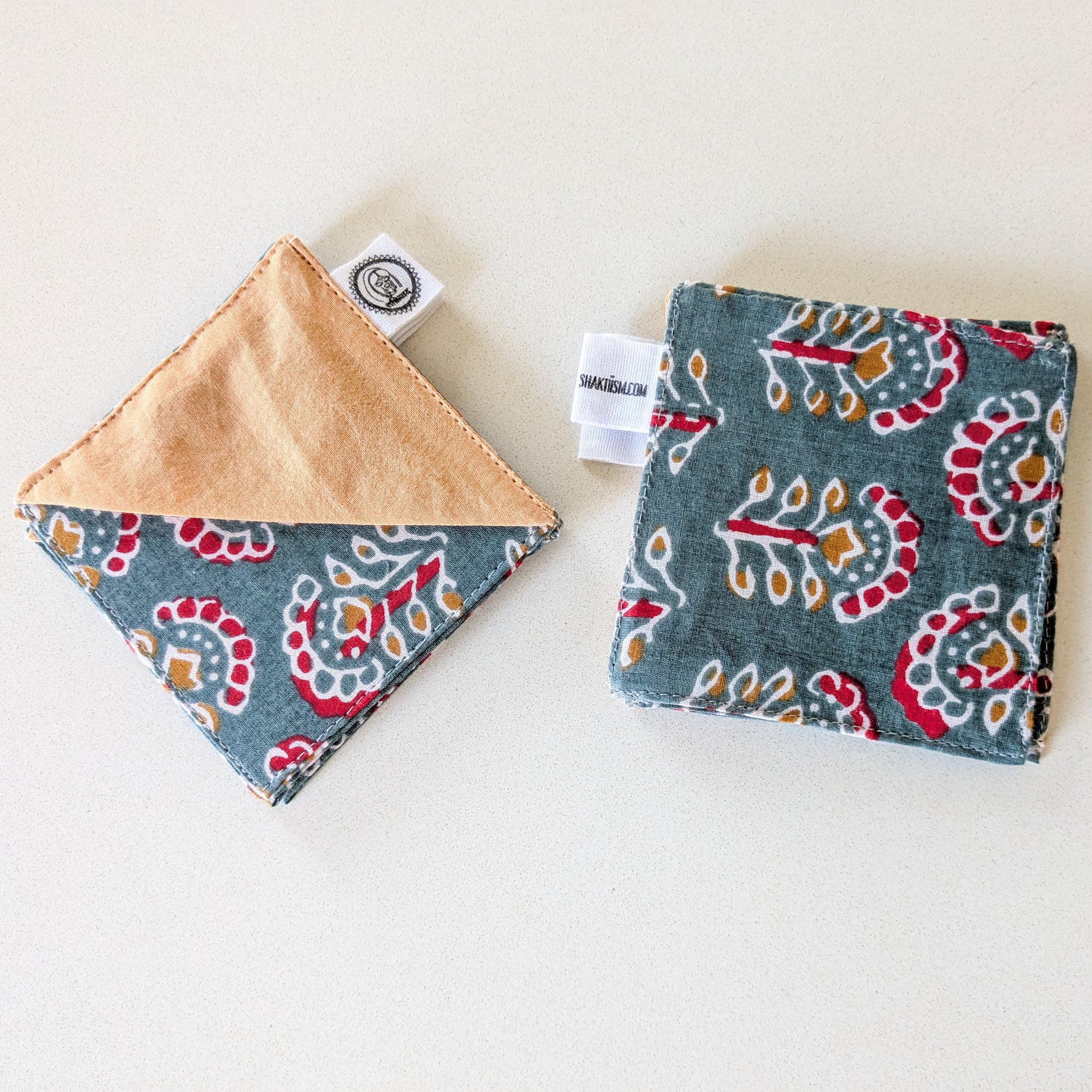 Handgemaakte kleurrijke stoffen boekpaginahoeken, blokprints en sari-stofresten